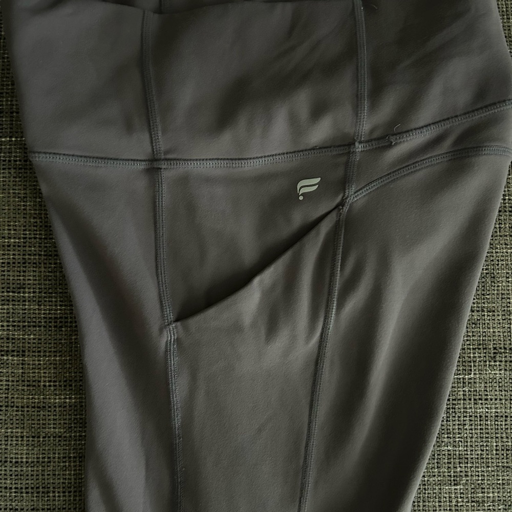 Fabletics Gray Leggings with Stretchy Fabric and Modern Design
